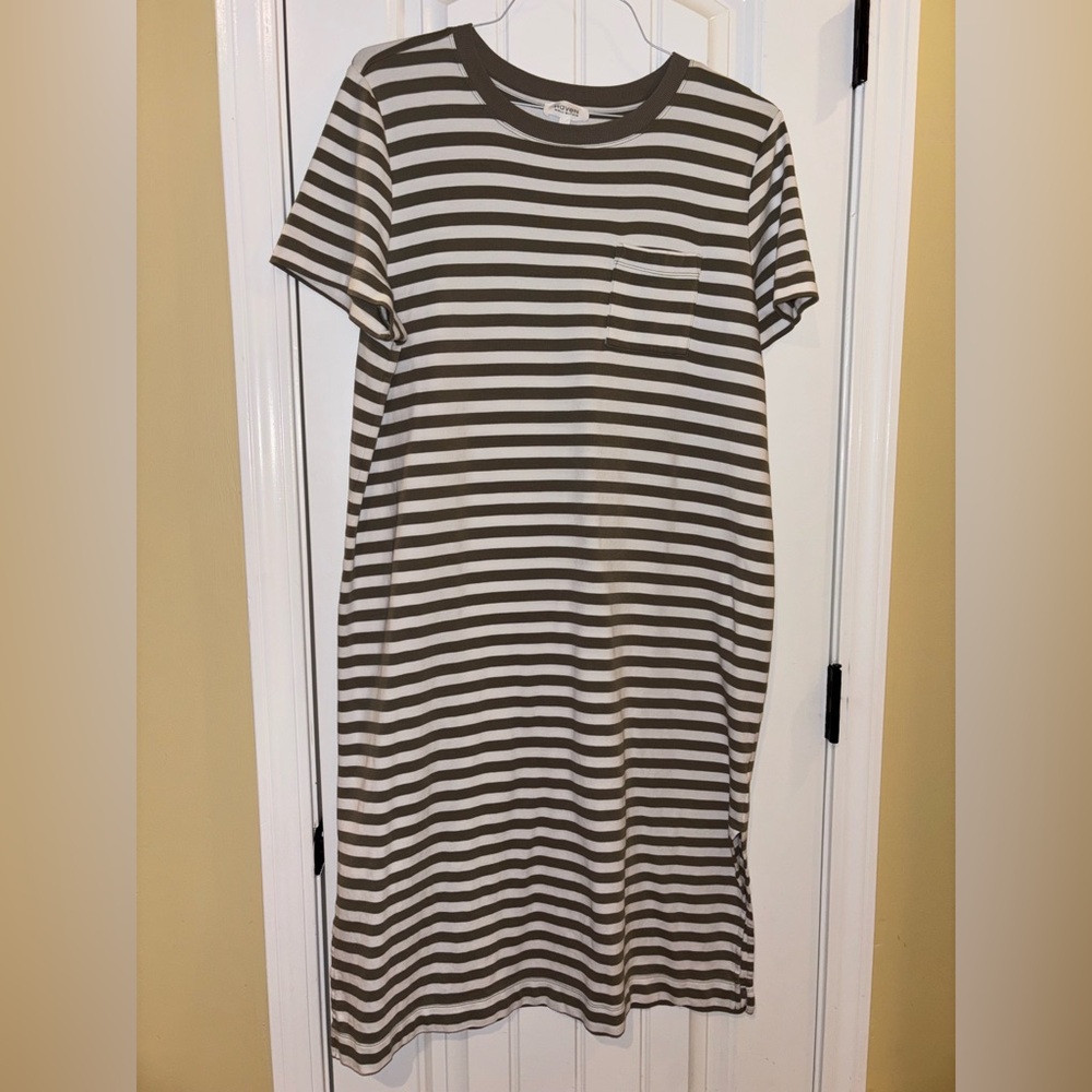 Elegant Striped Maxi Dress in Green and White